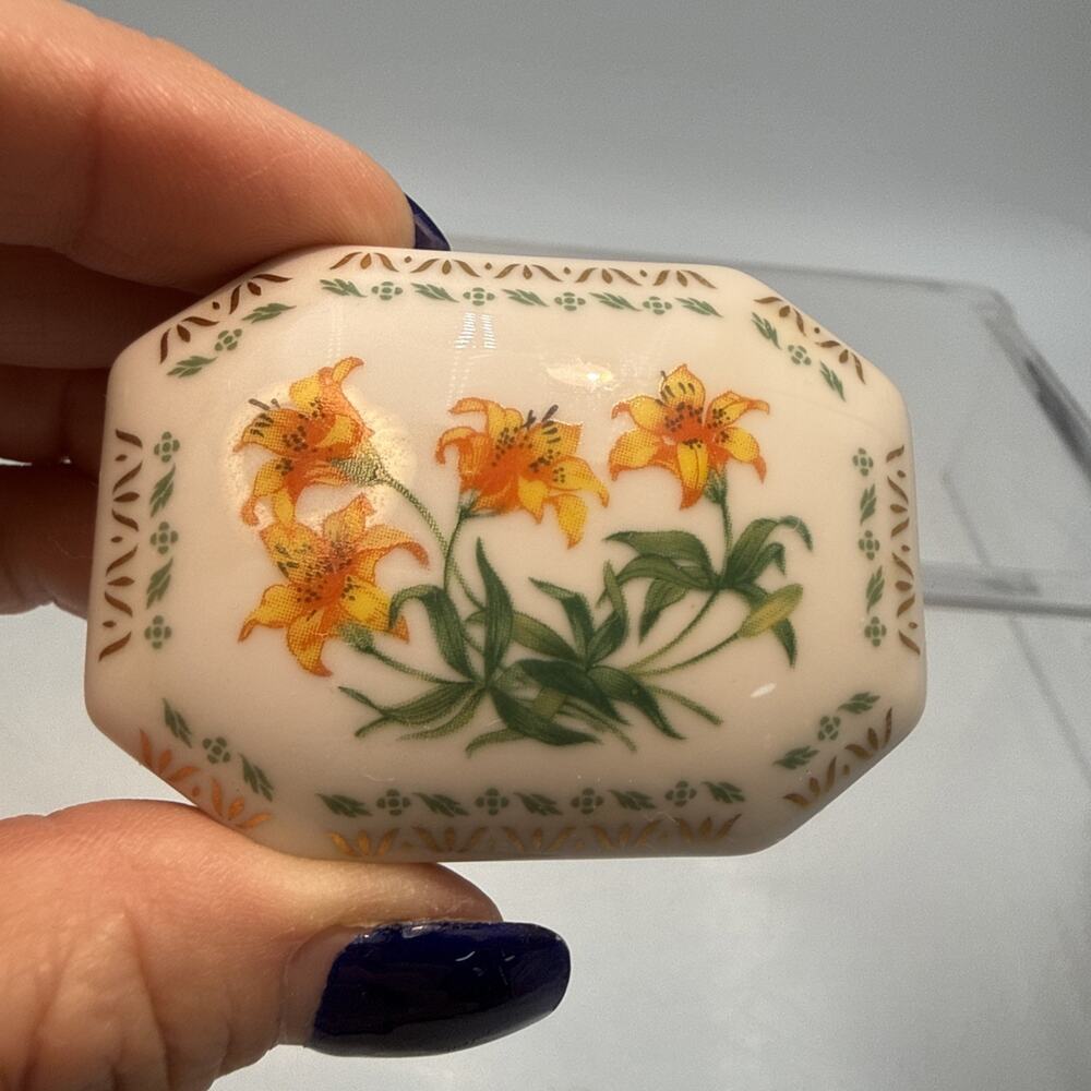 Vintage 1981 Limoges Daughters American Revolution Trinket Box china wood lily